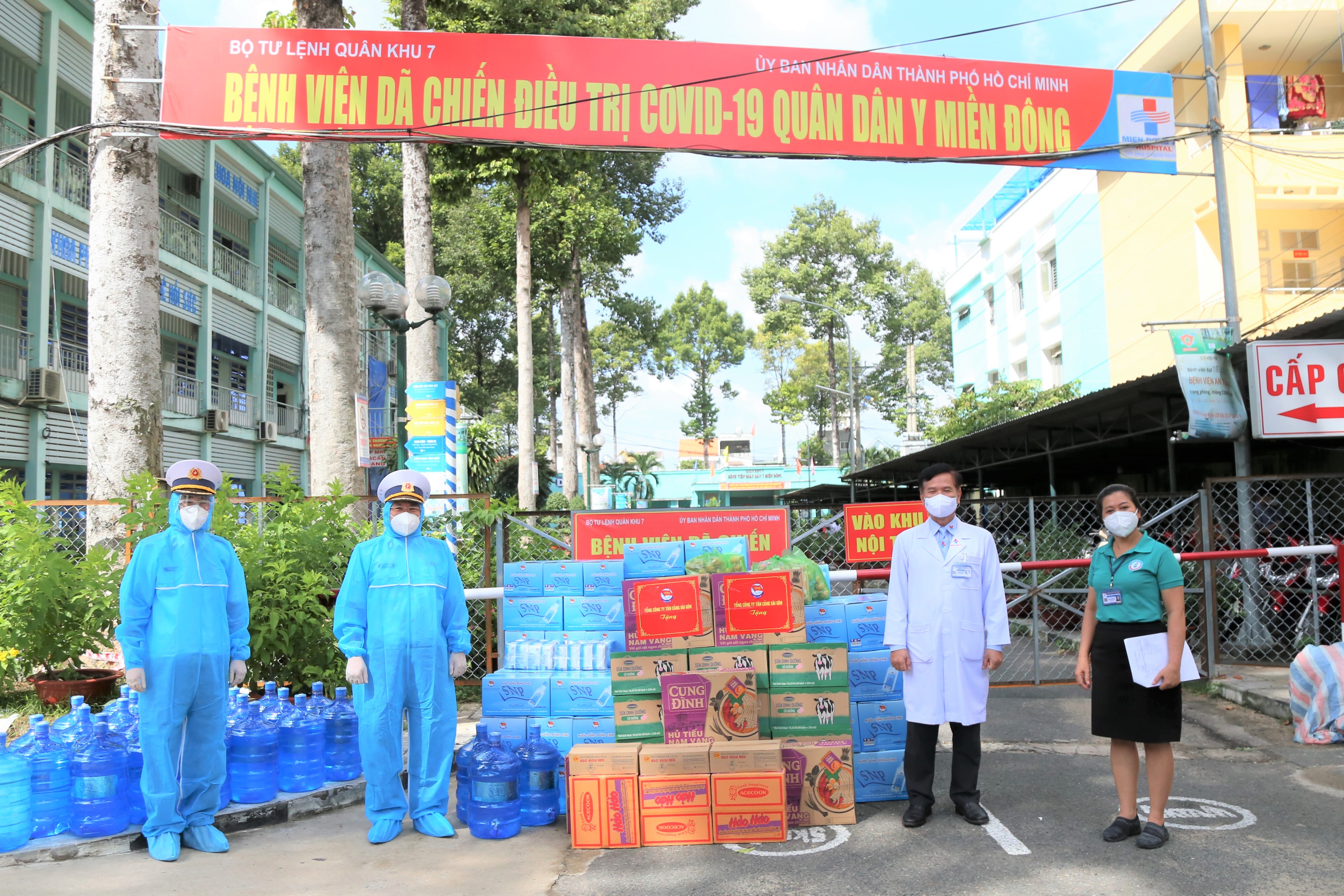 Trao nhu yếu phẩm thiết yếu tặng lực lượng phòng, chống dịch Covid-19

